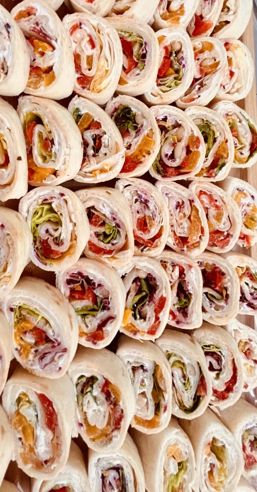 Roulés de tortilla garnis présentés sur un plateau buffet